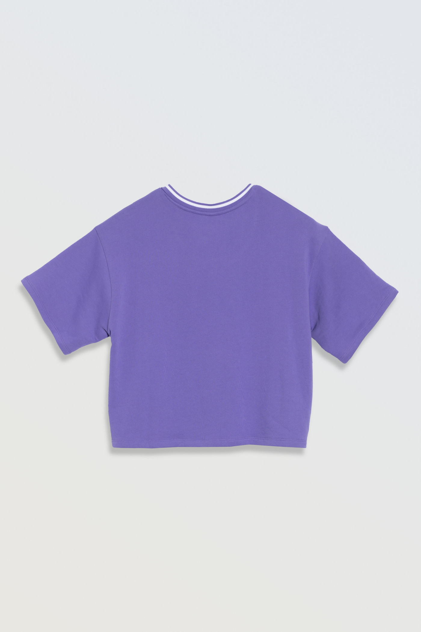 Fioletowy t-shirt z białym nadrukiem na wysokości piersi