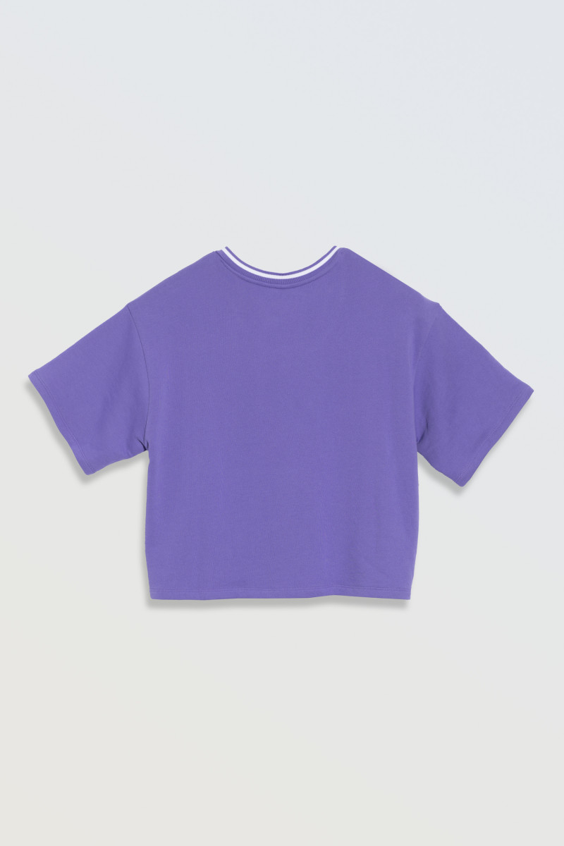 Fioletowy t-shirt z białym nadrukiem na wysokości piersi