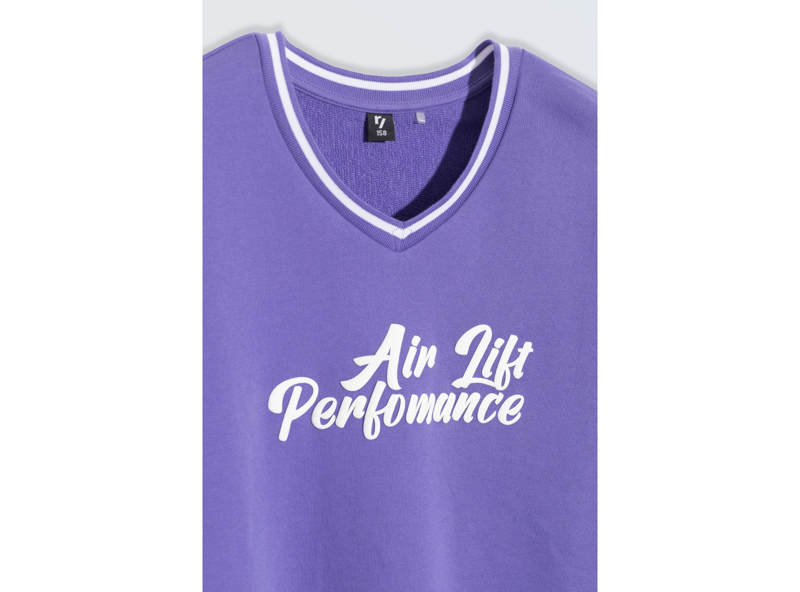 Fioletowy t-shirt z białym nadrukiem na wysokości piersi