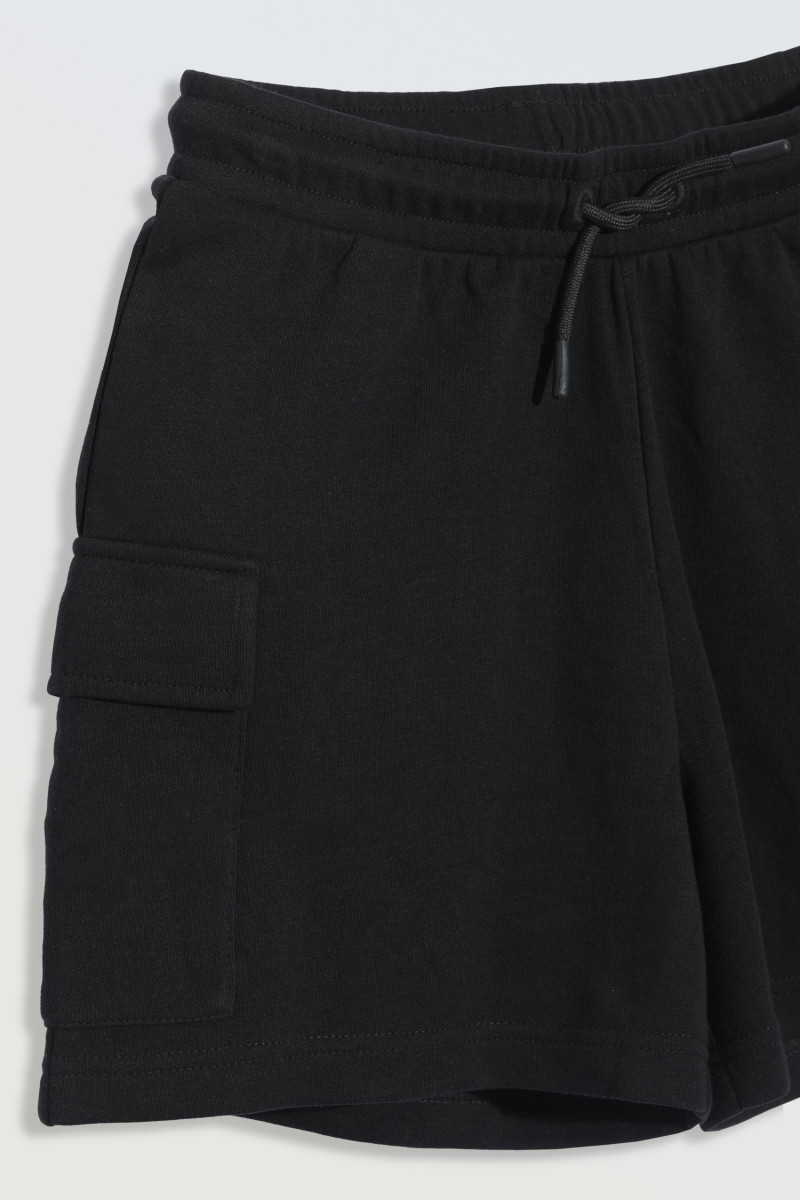Czarne krótkie spodenki z naszywanymi kieszeniami, czarny