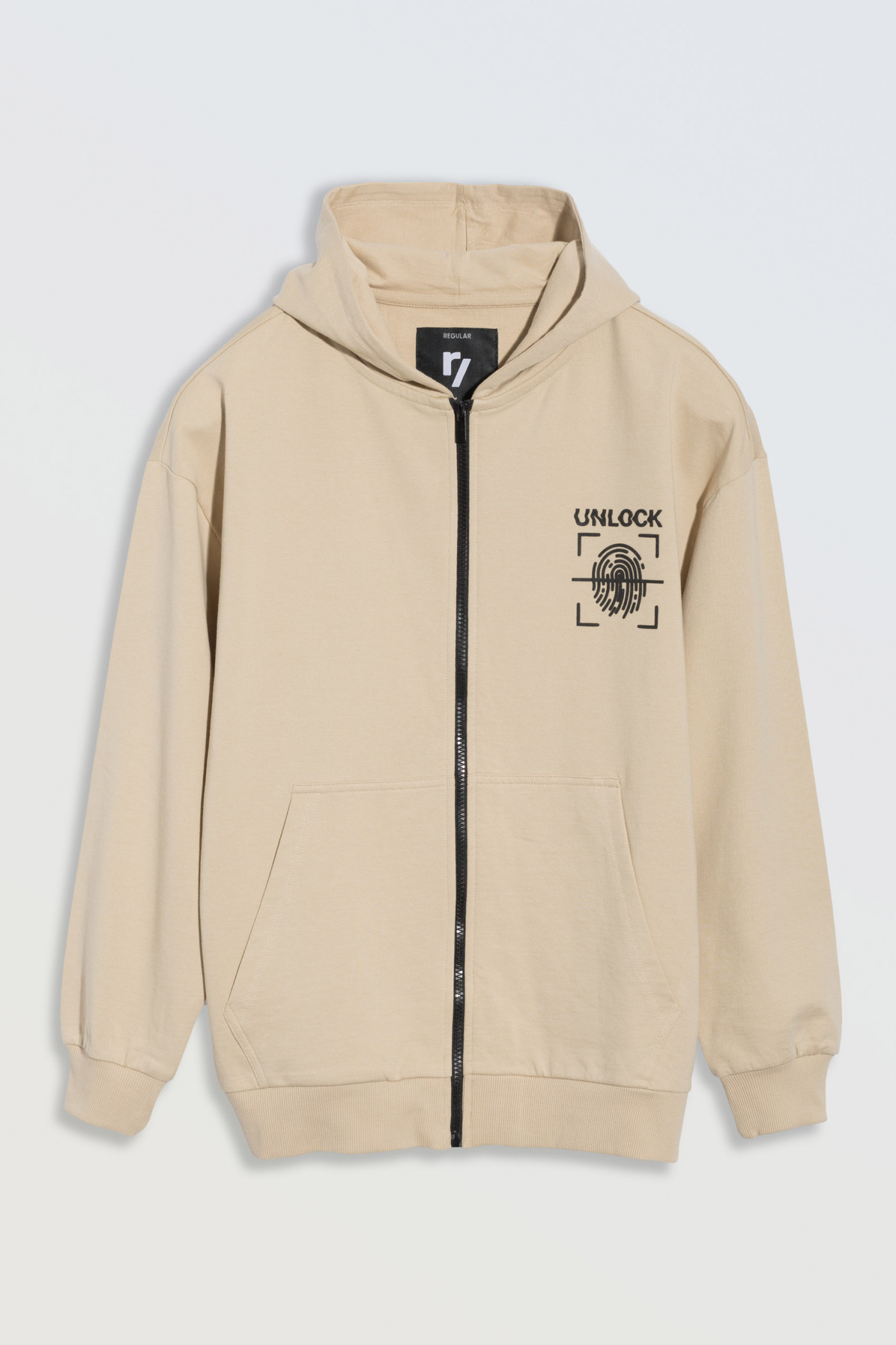 Beżowa bluza z kapturem z nadrukiem na wysokości piersi zapinana na zamek