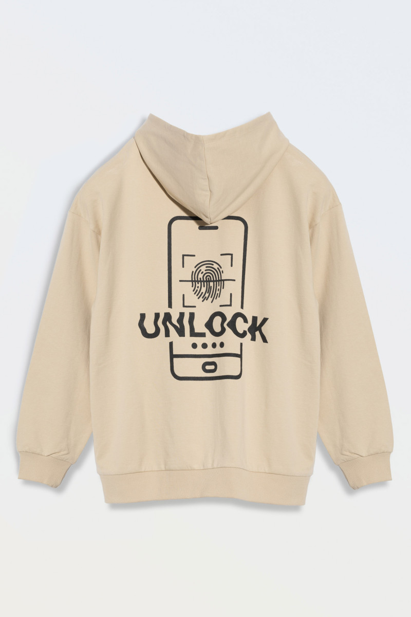 Beżowa bluza z kapturem z nadrukiem na wysokości piersi zapinana na zamek