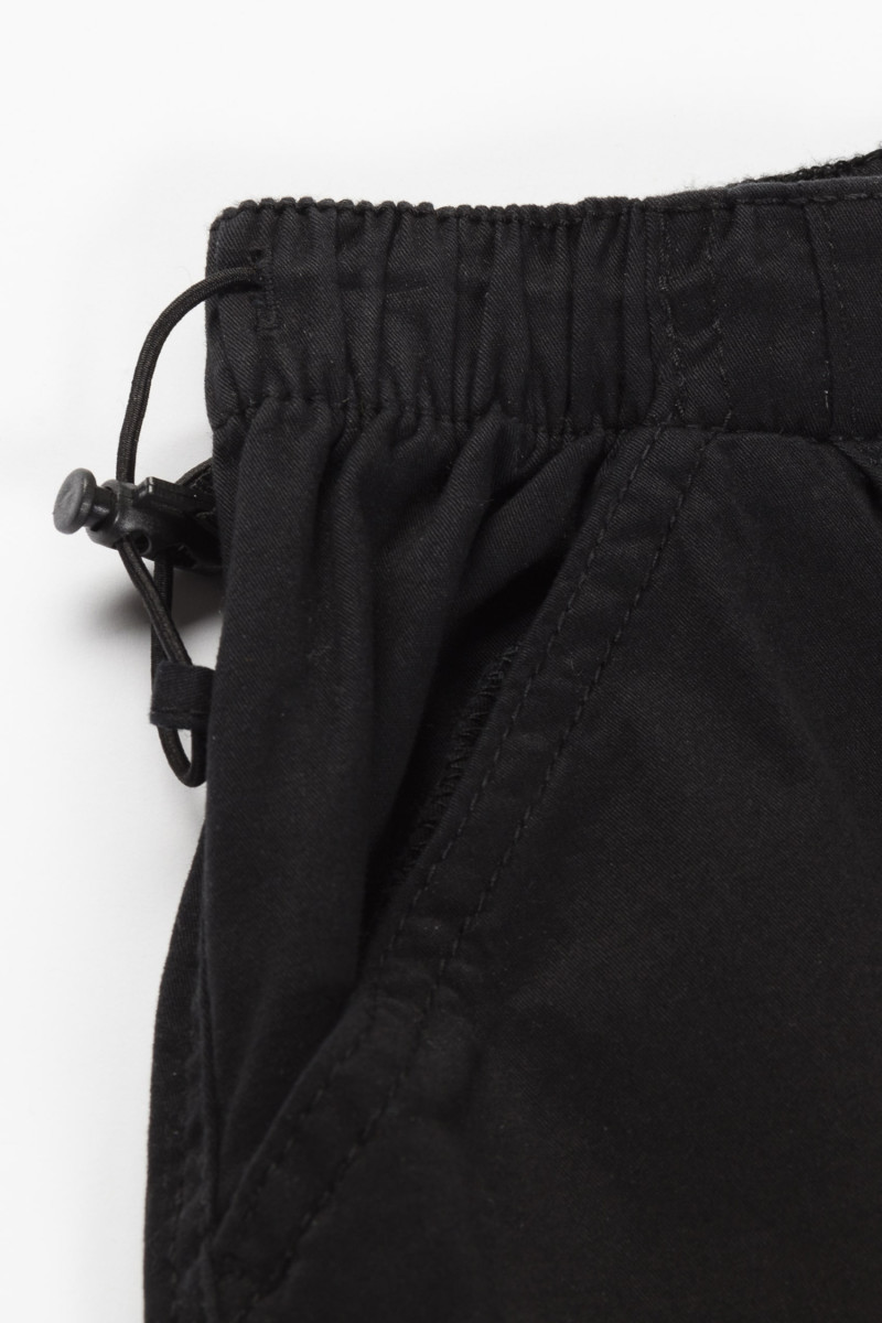 Czarne spodnie typu parachute z zaszewkami na nogawkach, czarny