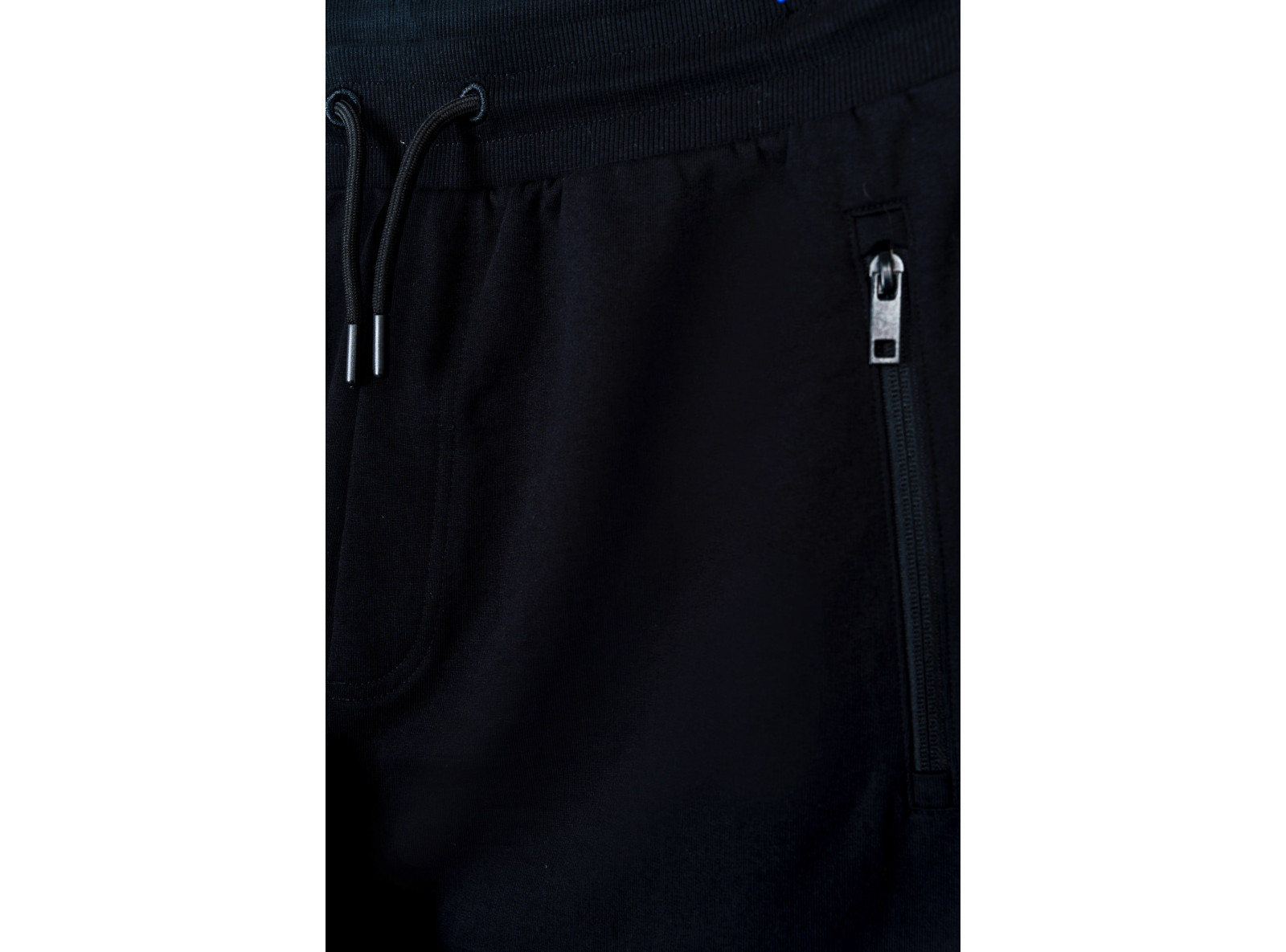 Czarne spodnie dresowe z modnymi cięciami na nogawkach