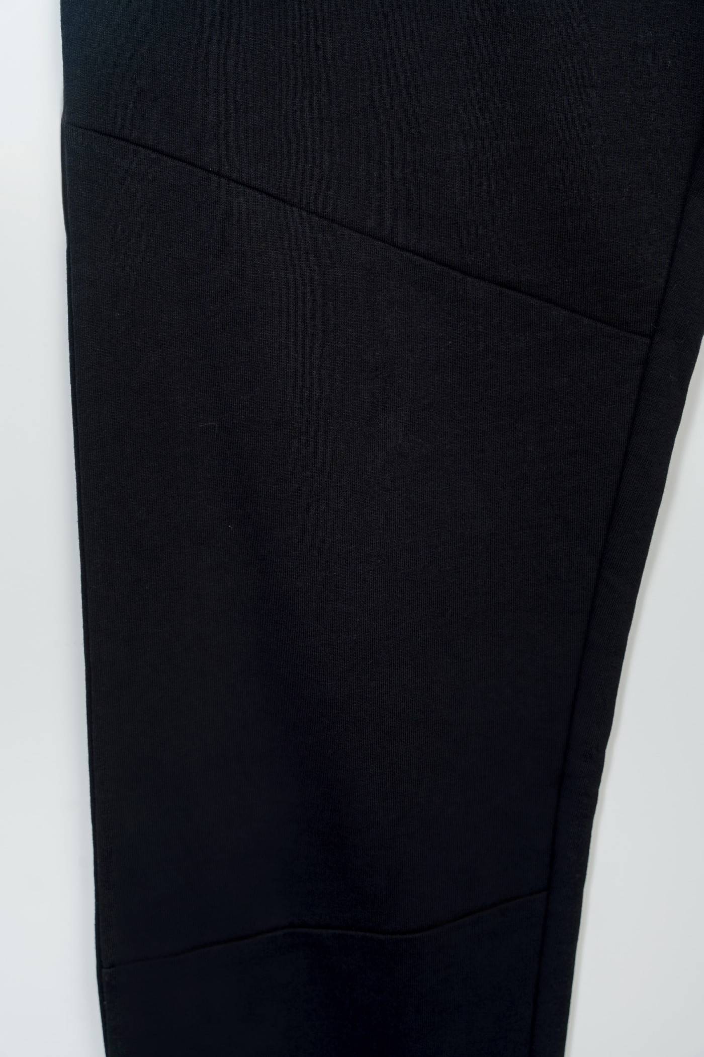 Czarne spodnie dresowe z modnymi cięciami na nogawkach