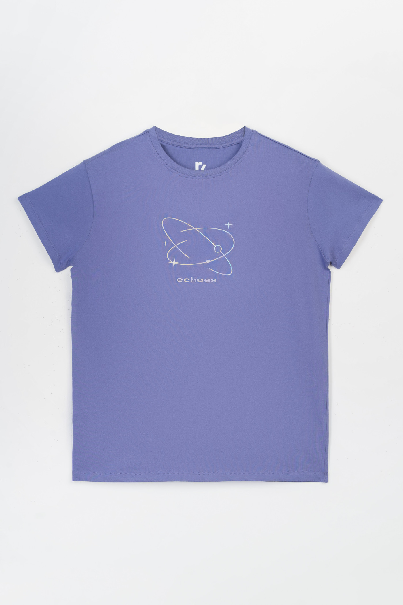 Fioletowy t-shirt COMFORT z hologramowym nadrukiem na wysokości piersi