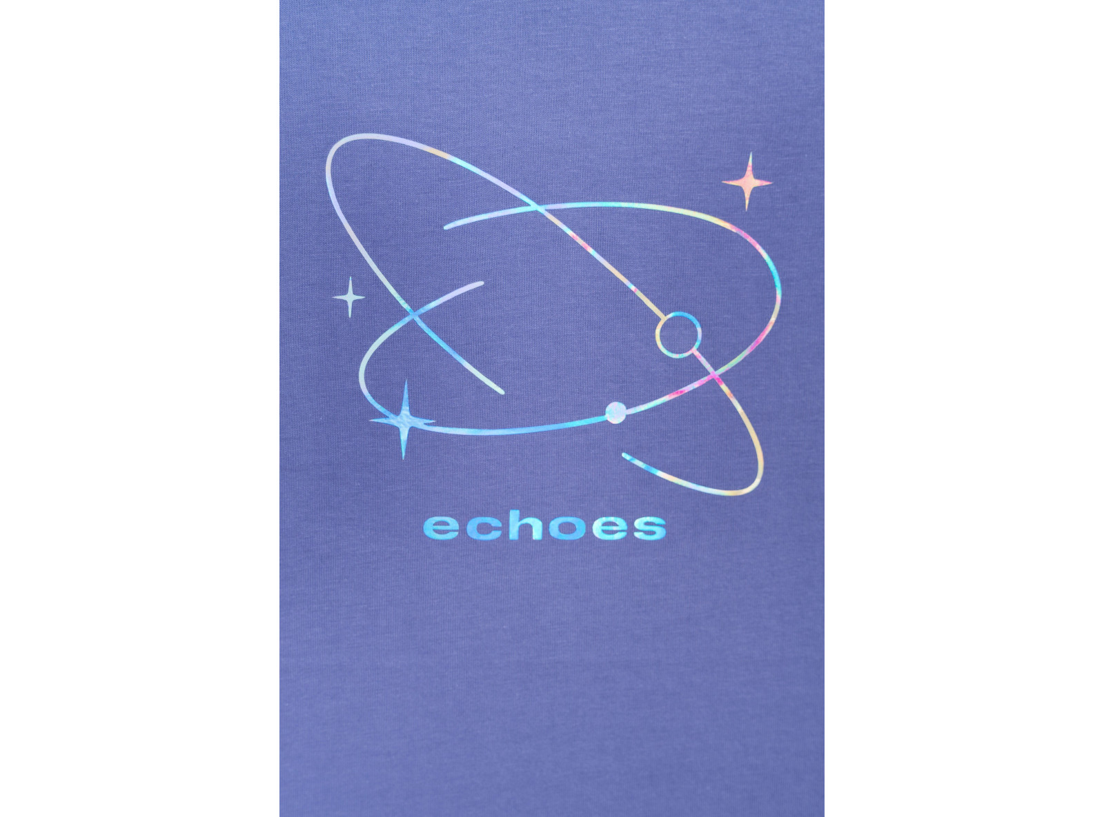 Fioletowy t-shirt COMFORT z hologramowym nadrukiem na wysokości piersi