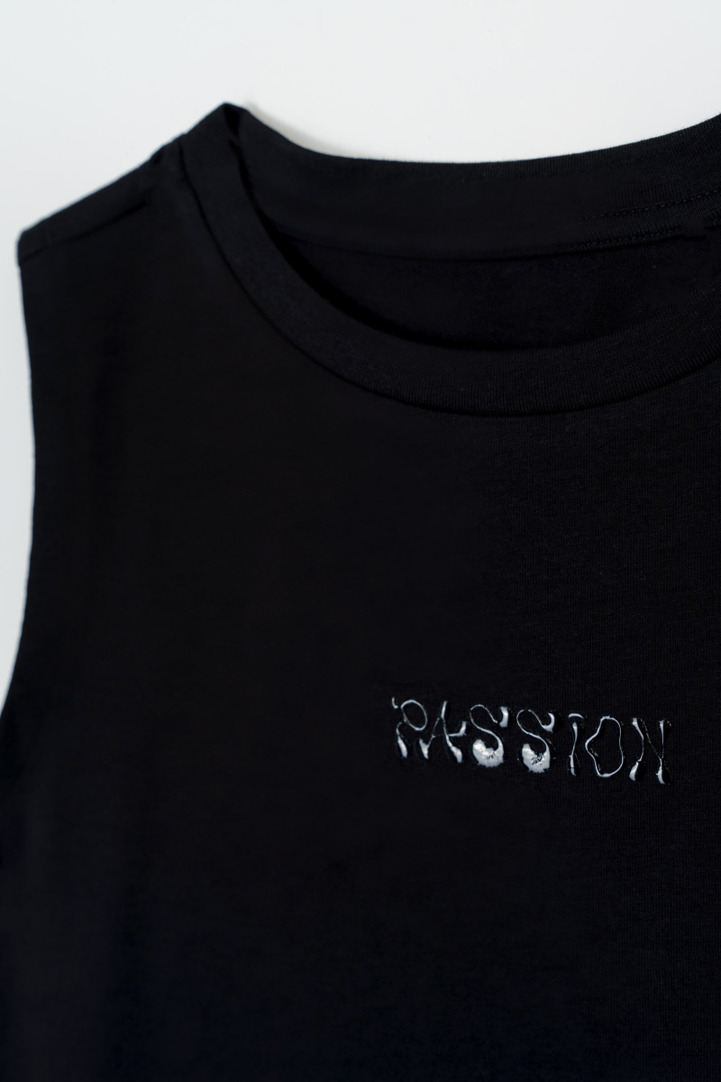 Czarny crop top bez rękawów z minimalistycznym nadrukiem na wysokości piersi, czarny