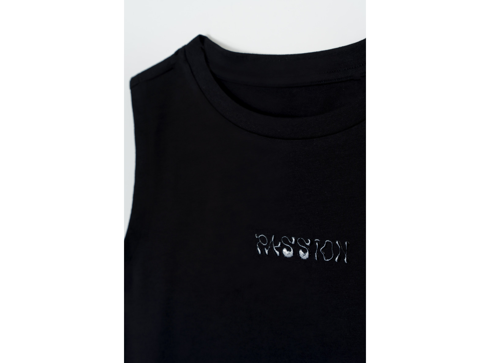 Czarny crop top bez rękawów z minimalistycznym nadrukiem na wysokości piersi