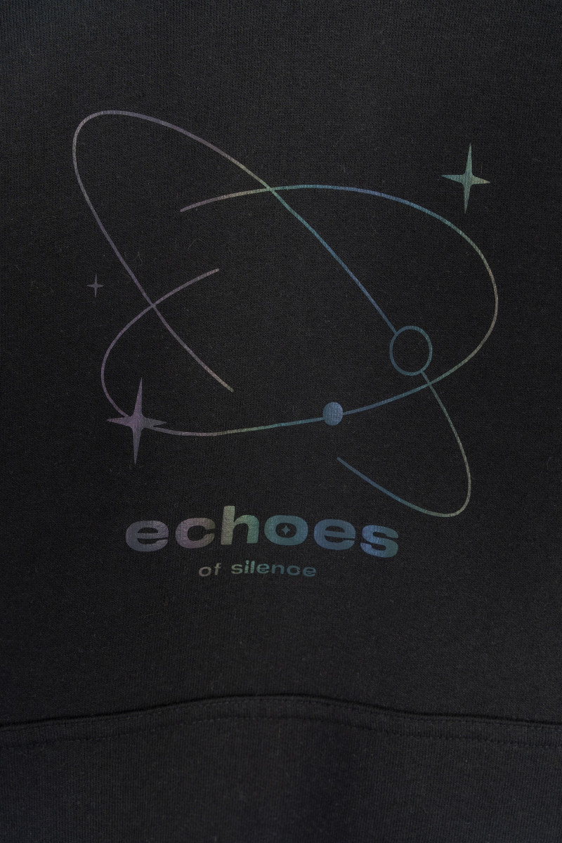 Czarna bluza z kapturem z hologramowym nadrukiem na wysokości piersi, czarny