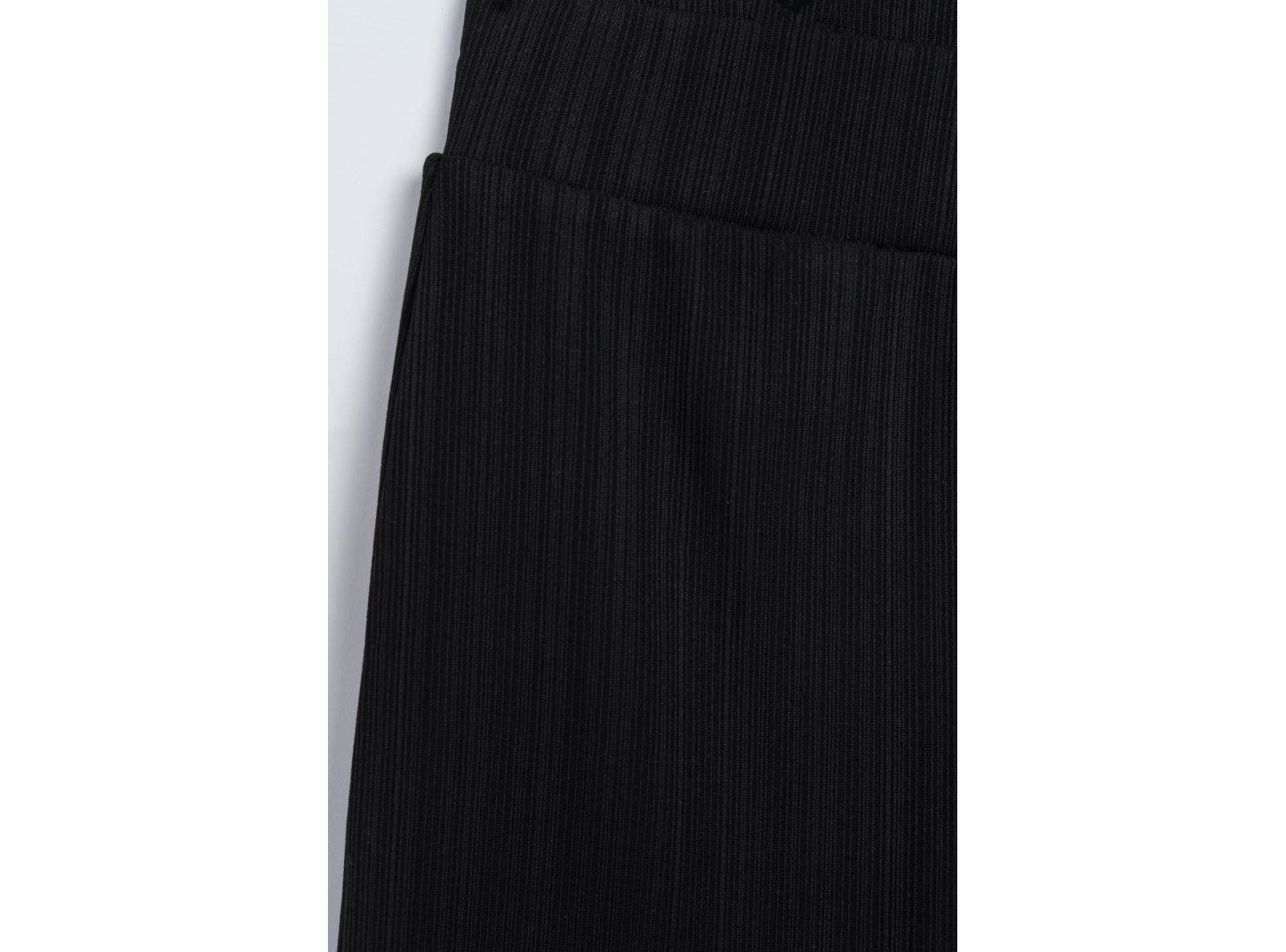 Czarne spodnie prążkowane z szerokimi nogawkami