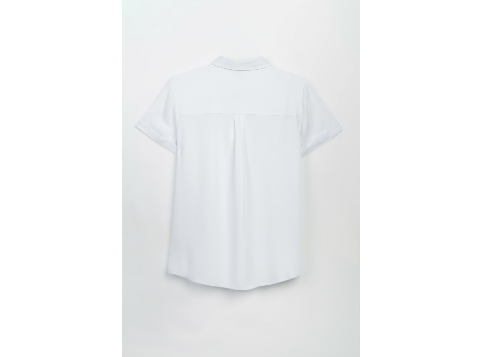 Biała koszula z krótkim rękawem z czarną aksamitką