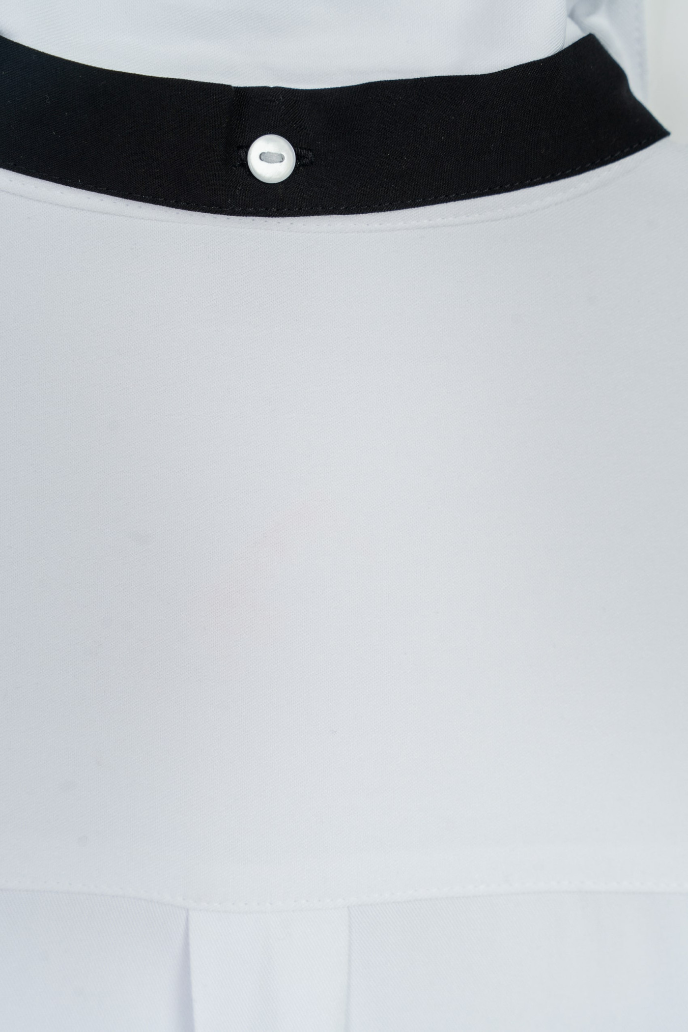 Biała koszula z krótkim rękawem z czarną aksamitką