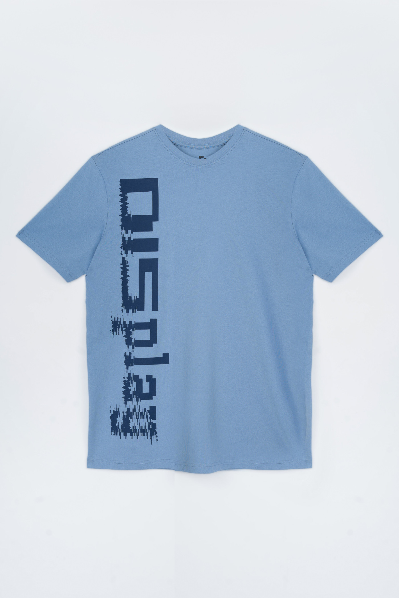 Niebieski t-shirt z granatowym nadrukiem z przodu