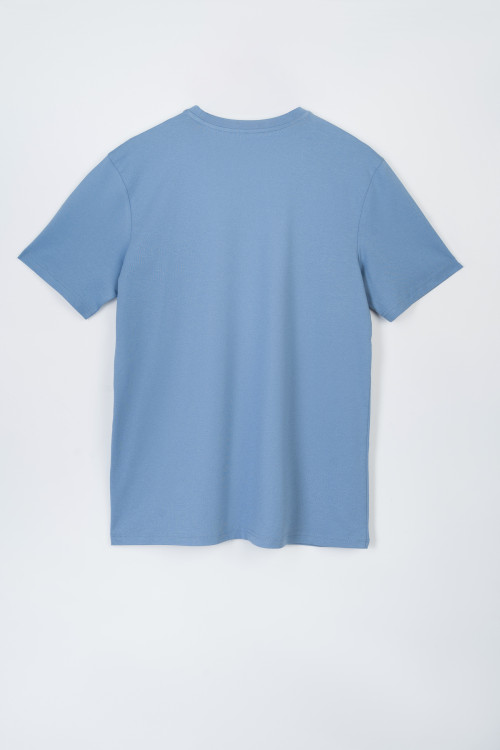 Niebieski t-shirt z granatowym nadrukiem z przodu