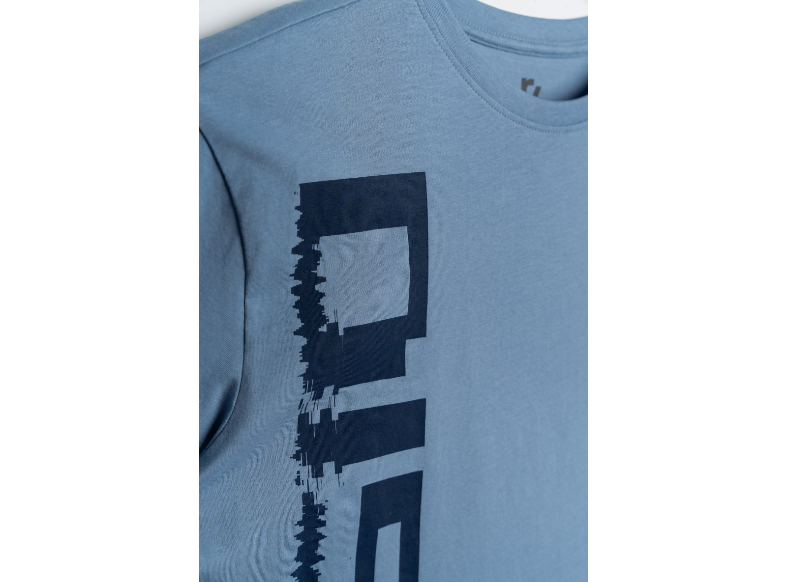 Niebieski t-shirt z granatowym nadrukiem z przodu