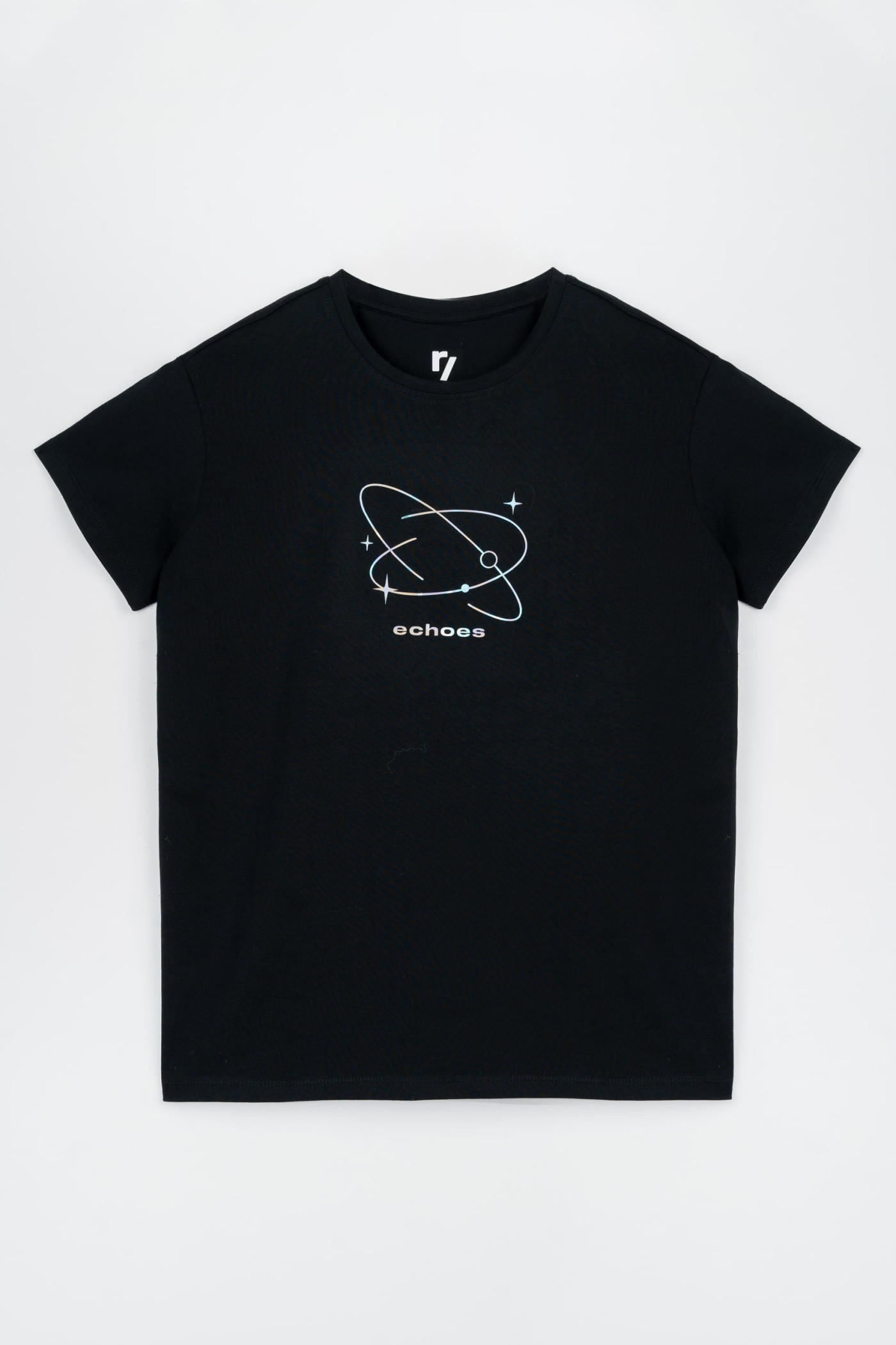 Czarny t-shirt z hologramowym nadrukiem na wysokości piersi