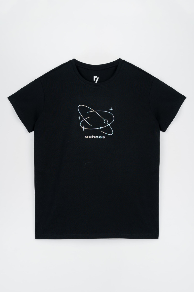 Czarny t-shirt z hologramowym nadrukiem na wysokości piersi