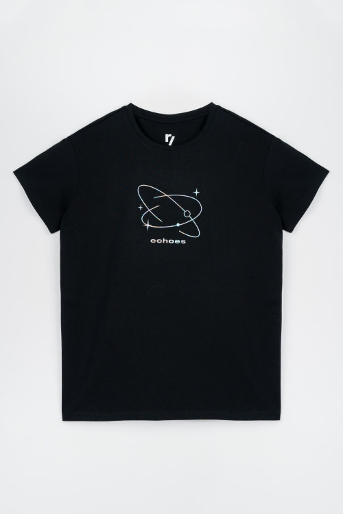 Czarny t-shirt z hologramowym nadrukiem na wysokości piersi