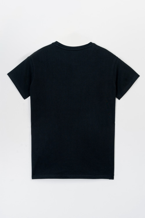 Czarny t-shirt z hologramowym nadrukiem na wysokości piersi