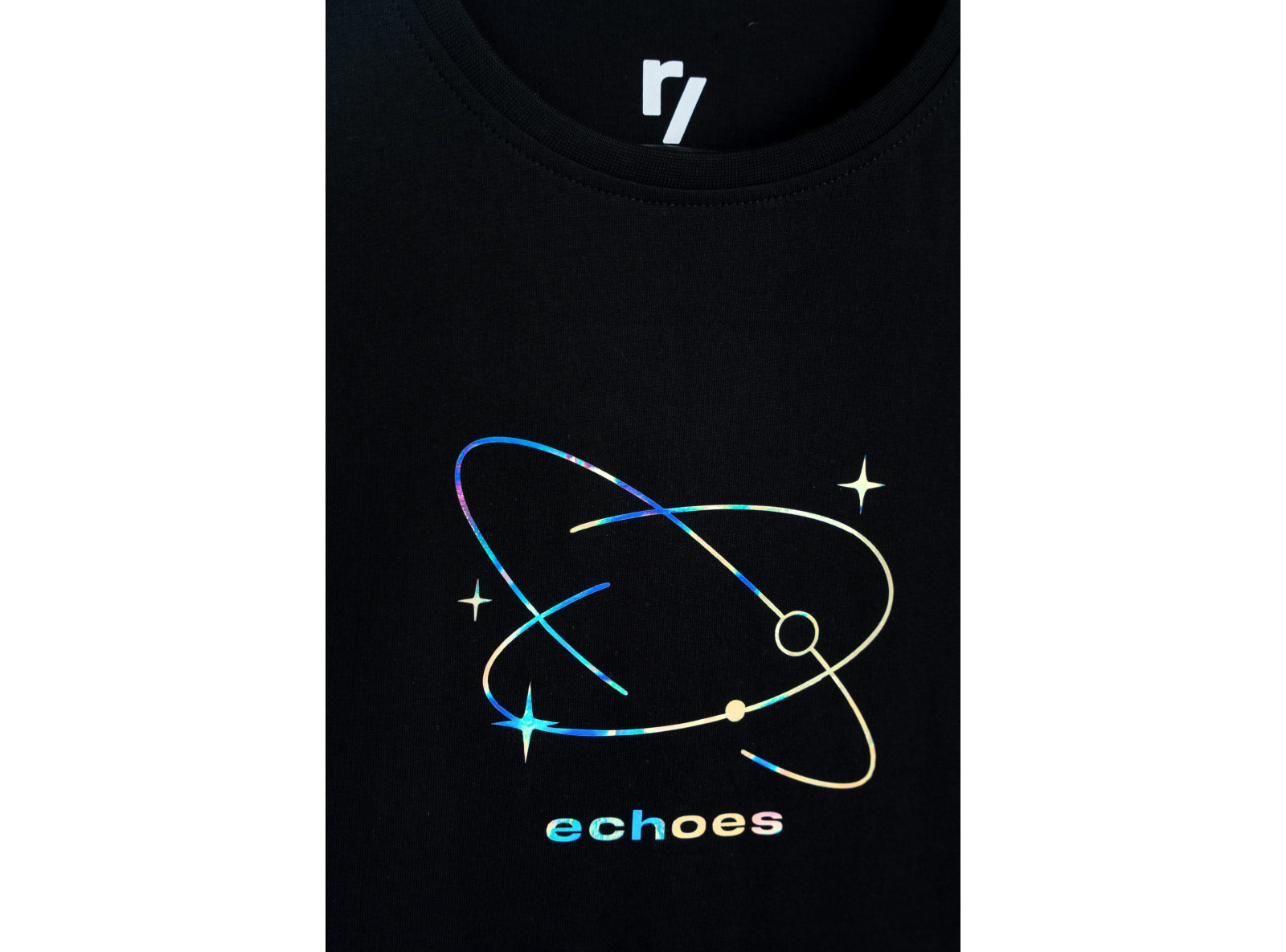 Czarny t-shirt z hologramowym nadrukiem na wysokości piersi