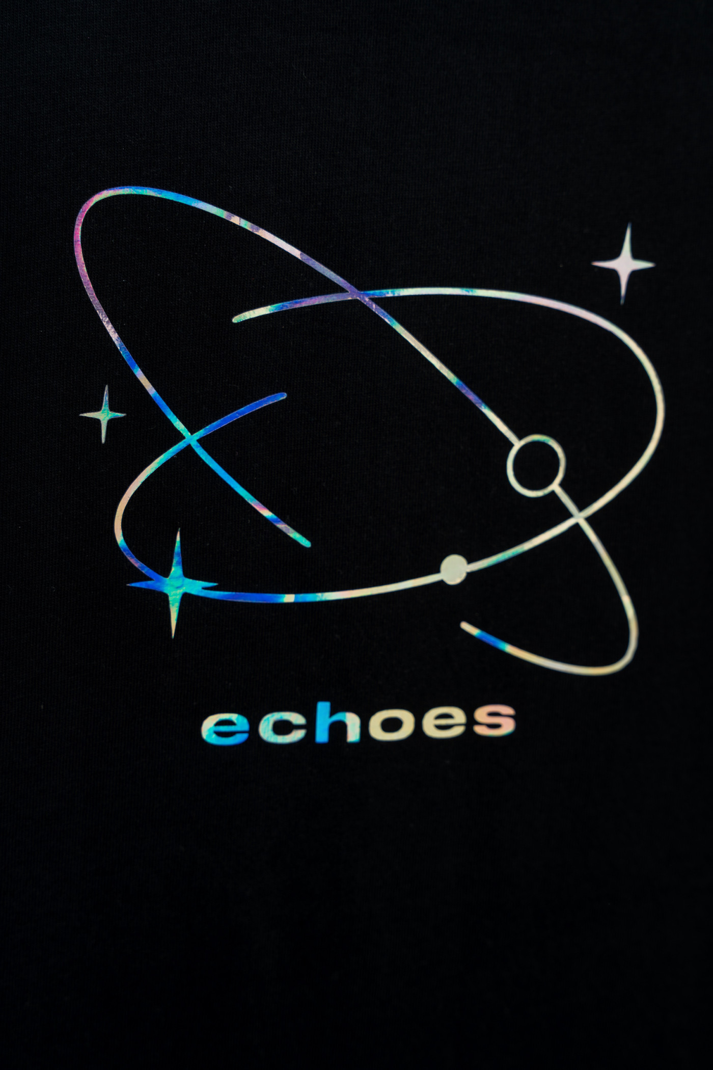 Czarny t-shirt z hologramowym nadrukiem na wysokości piersi