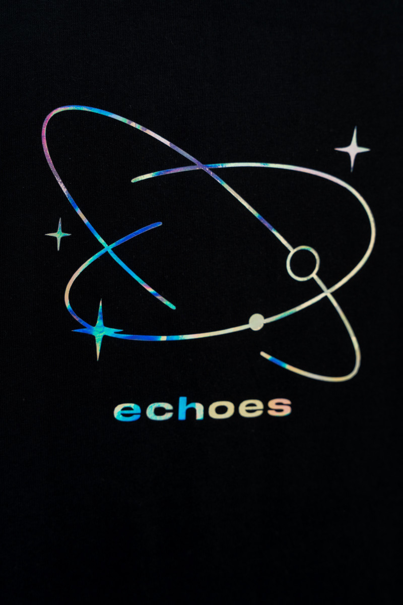 Czarny t-shirt z hologramowym nadrukiem na wysokości piersi