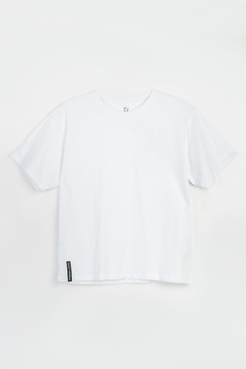 Biały t-shirt oversize z minimalistyczną naszywką