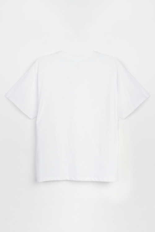 Biały t-shirt oversize z minimalistyczną naszywką