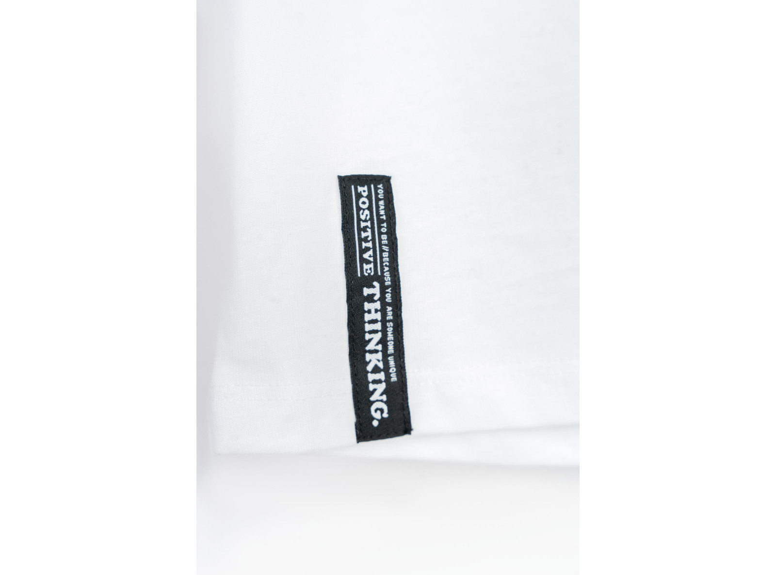 Biały t-shirt oversize z minimalistyczną naszywką