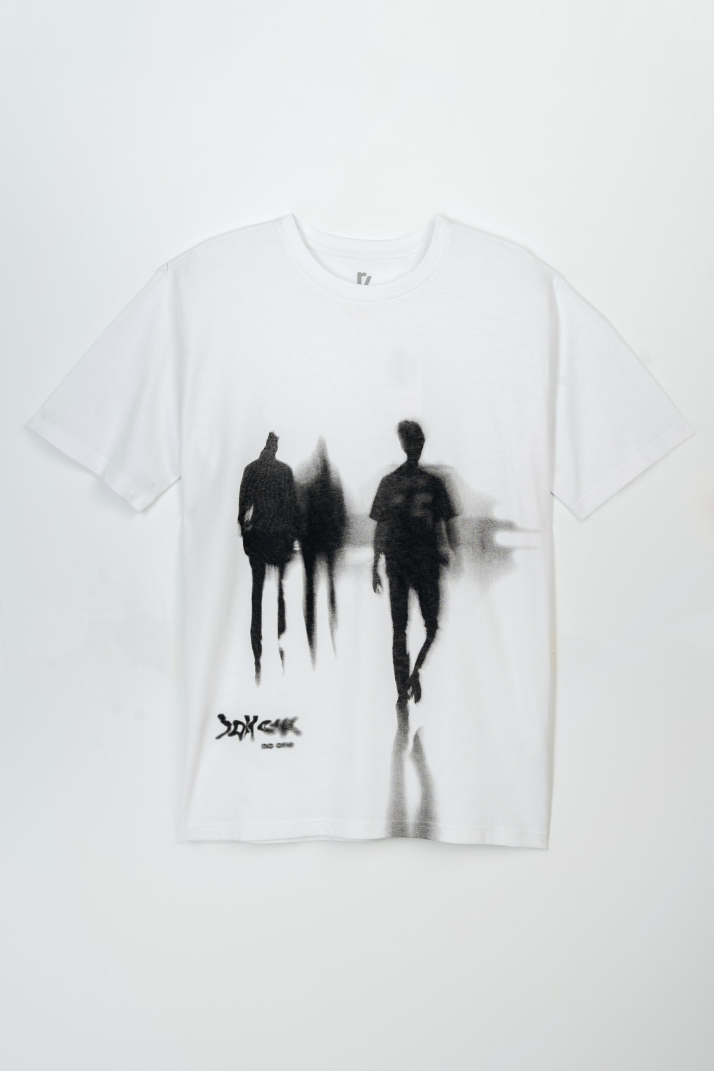 Biały t-shirt z kontrastowym nadrukiem z przodu