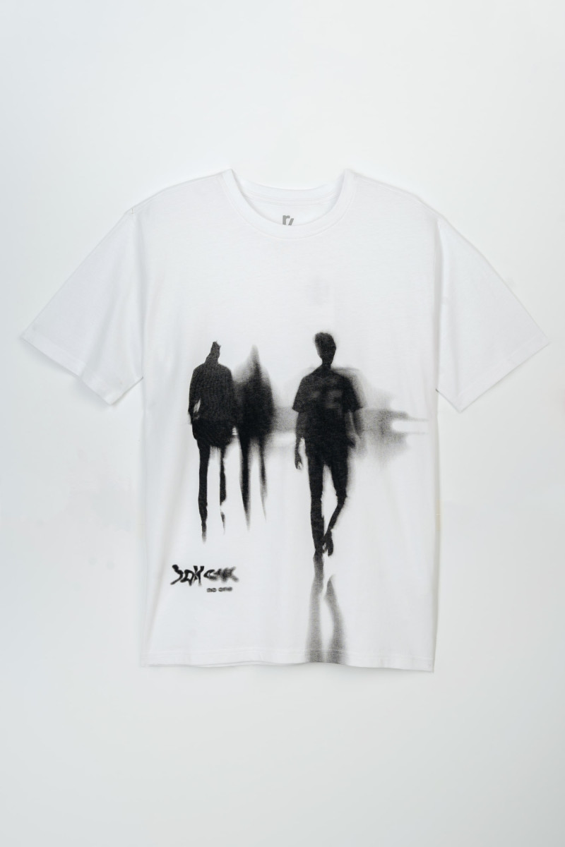 Biały t-shirt z kontrastowym nadrukiem z przodu