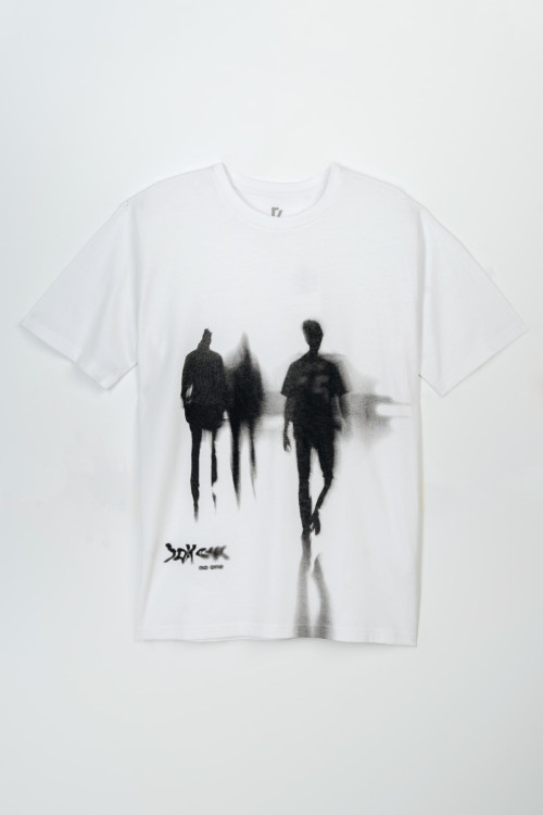 Biały t-shirt z kontrastowym nadrukiem z przodu