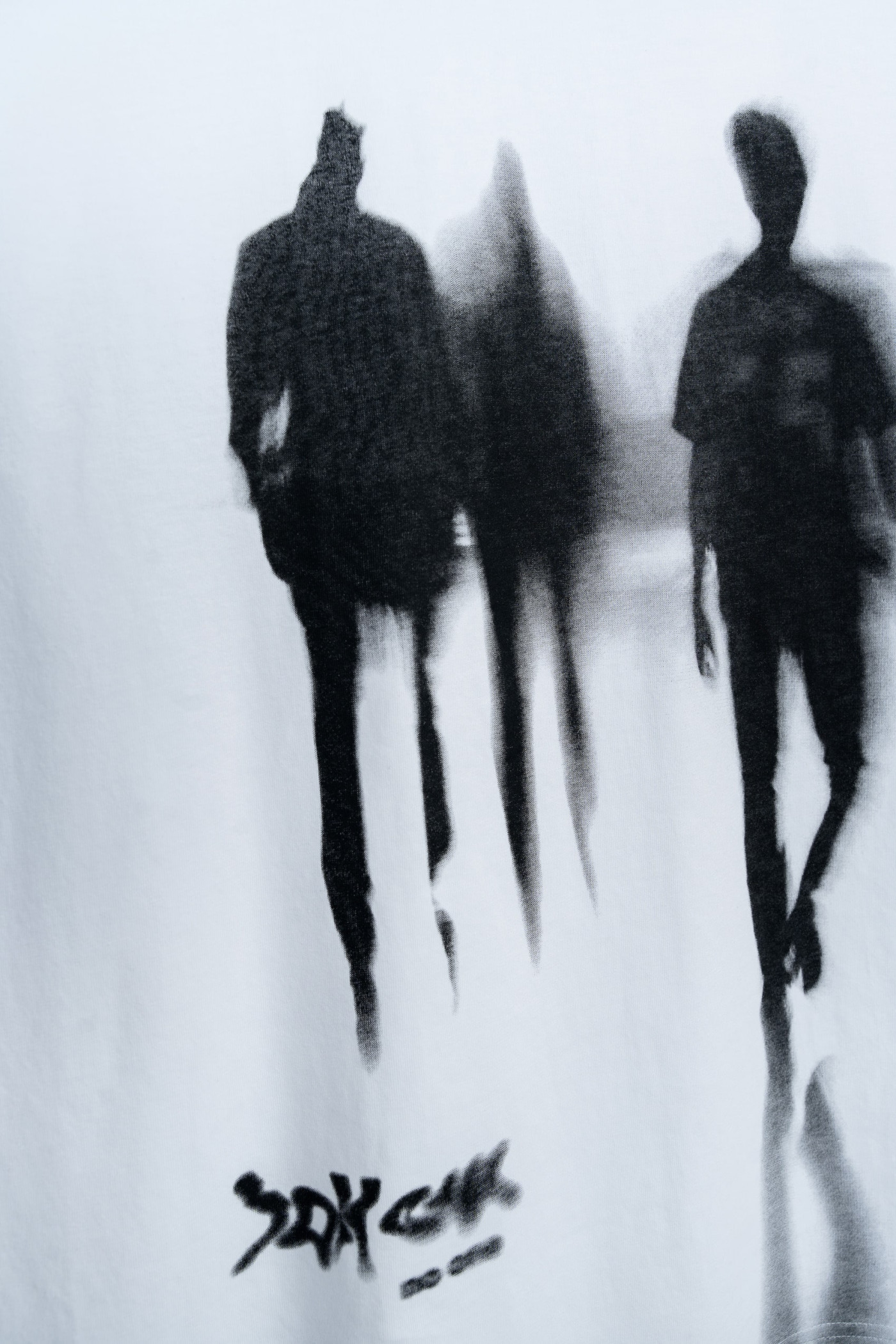 Biały t-shirt z kontrastowym nadrukiem z przodu