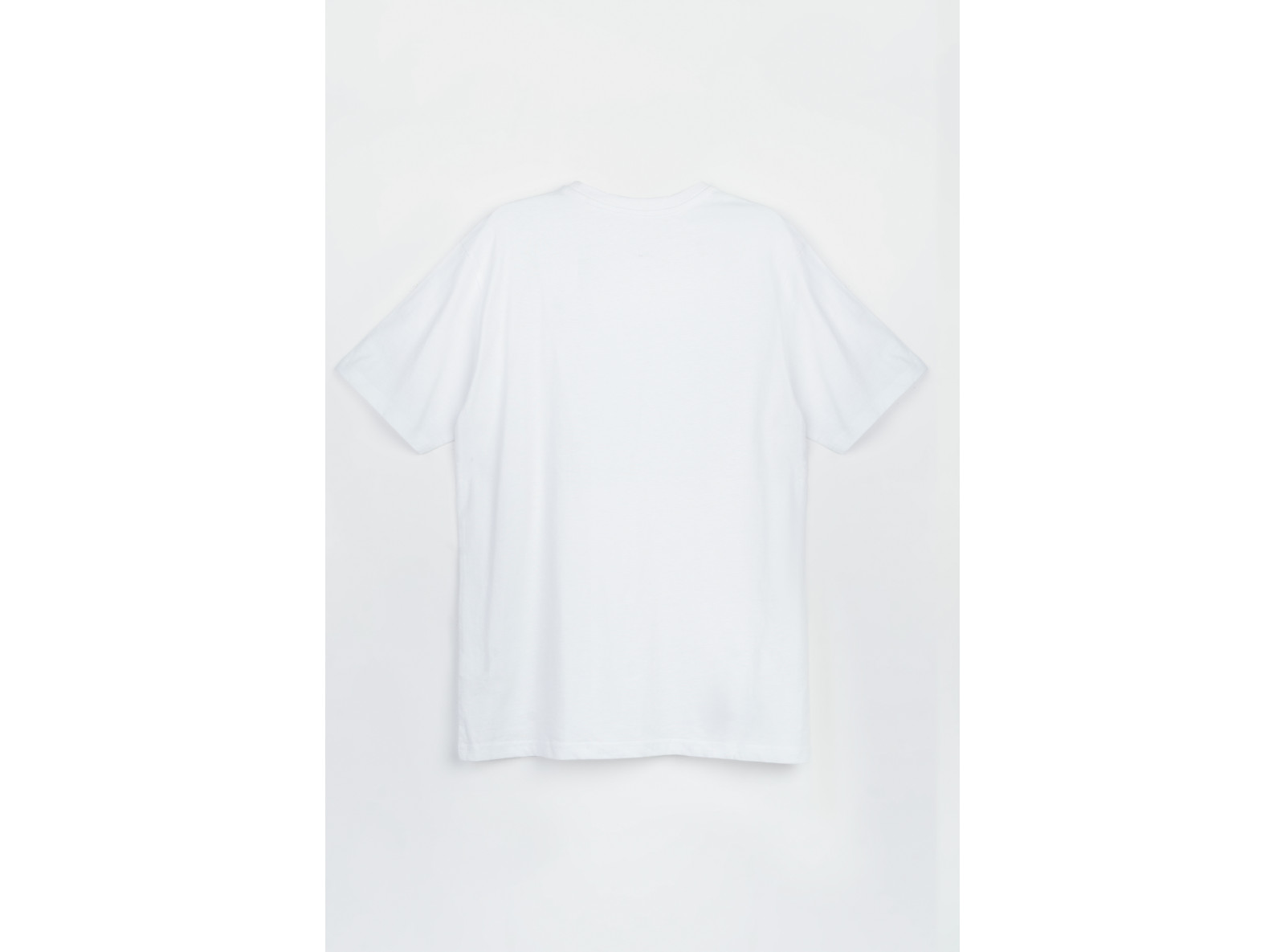 Biały t-shirt z czarną naszywką z przodu