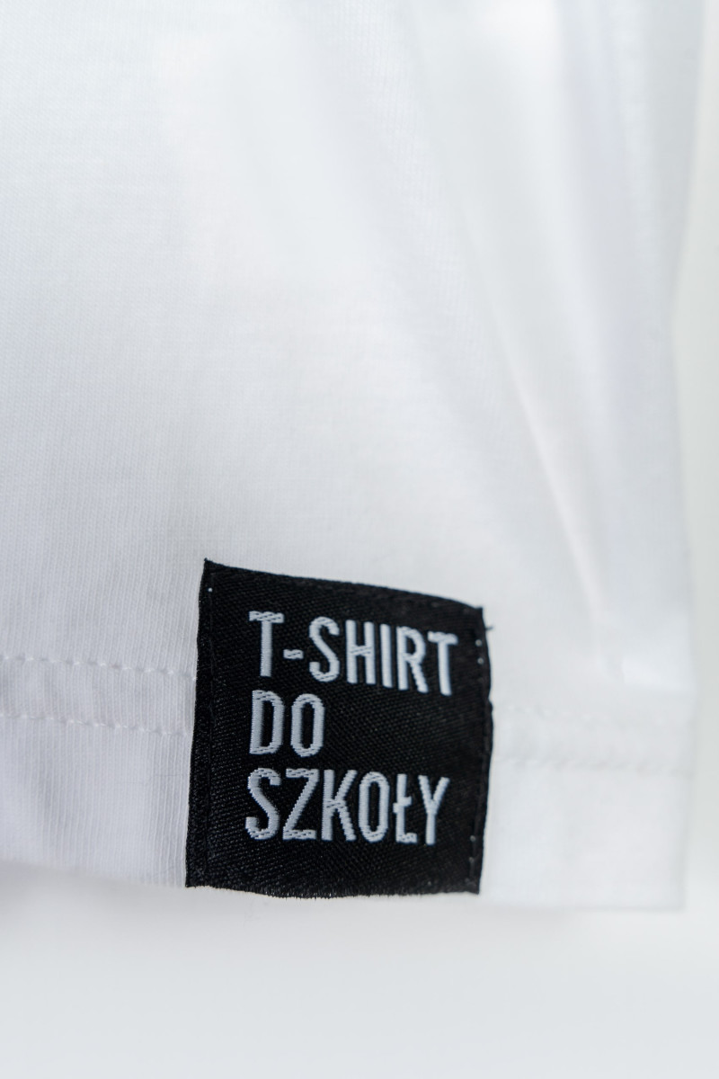 Biały t-shirt z czarną naszywką z przodu