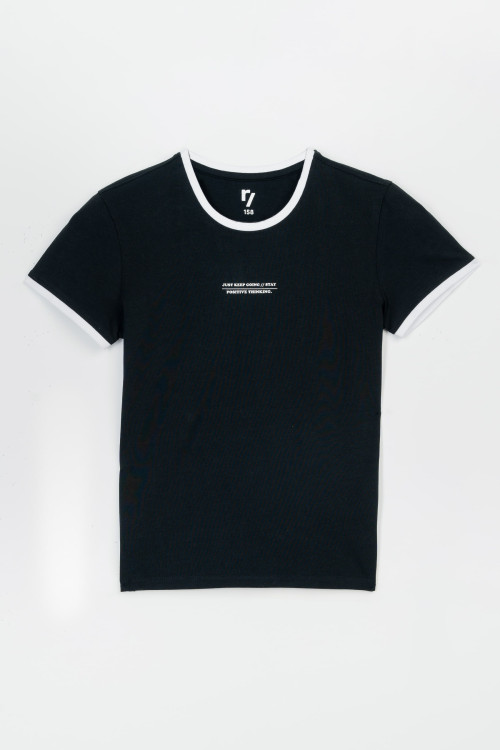 Czarny t-shirt z białą lamówką i wypukłym nadrukiem na wysokości piersi