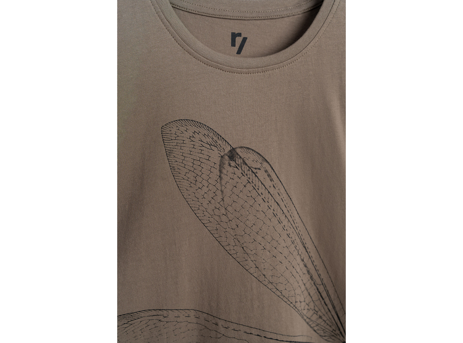 Brązowy t-shirt z czarnym nadrukiem z przodu