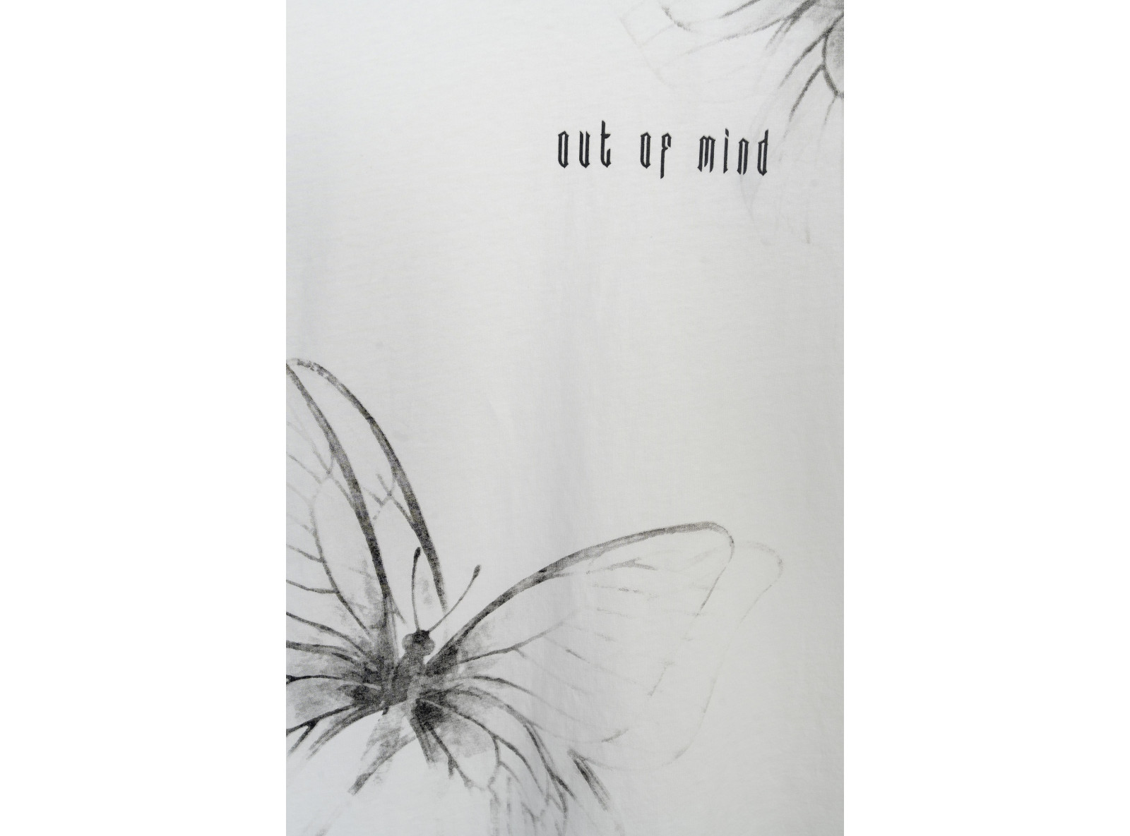 Beżowy t-shirt z kolorowymi nadrukami z przodu