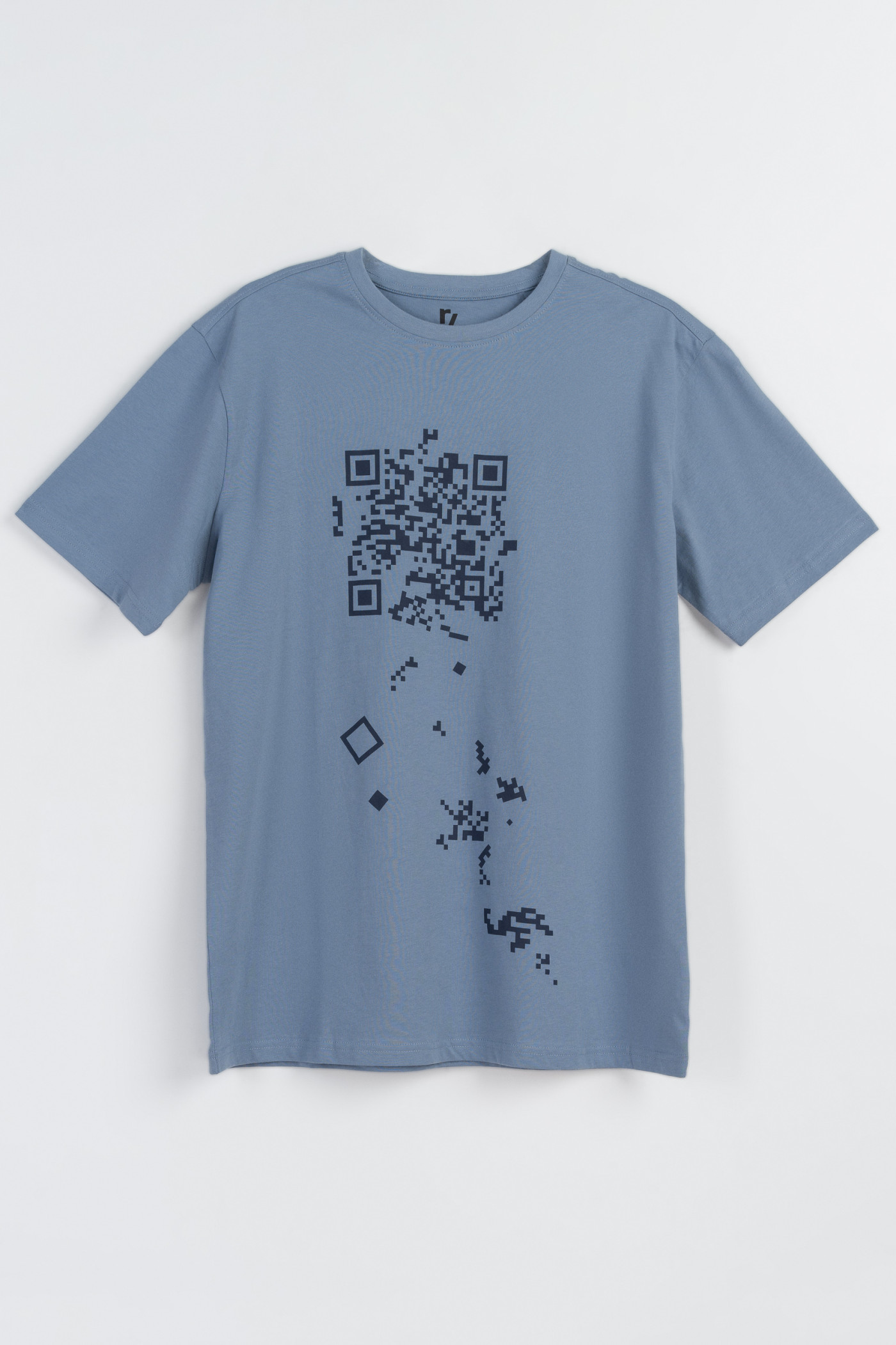 Niebieski t-shirt z granatowym nadrukiem z przodu