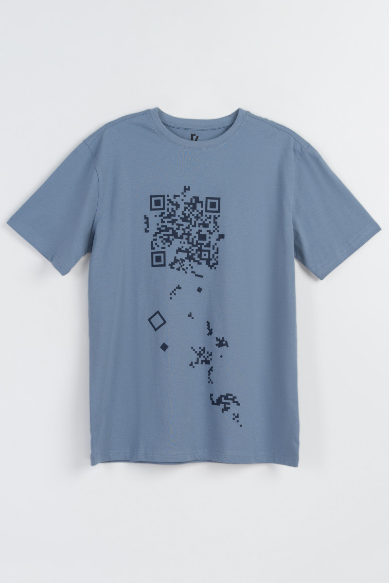 Niebieski t-shirt z granatowym nadrukiem z przodu