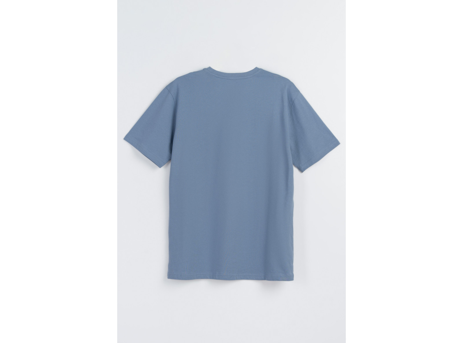 Niebieski t-shirt z granatowym nadrukiem z przodu