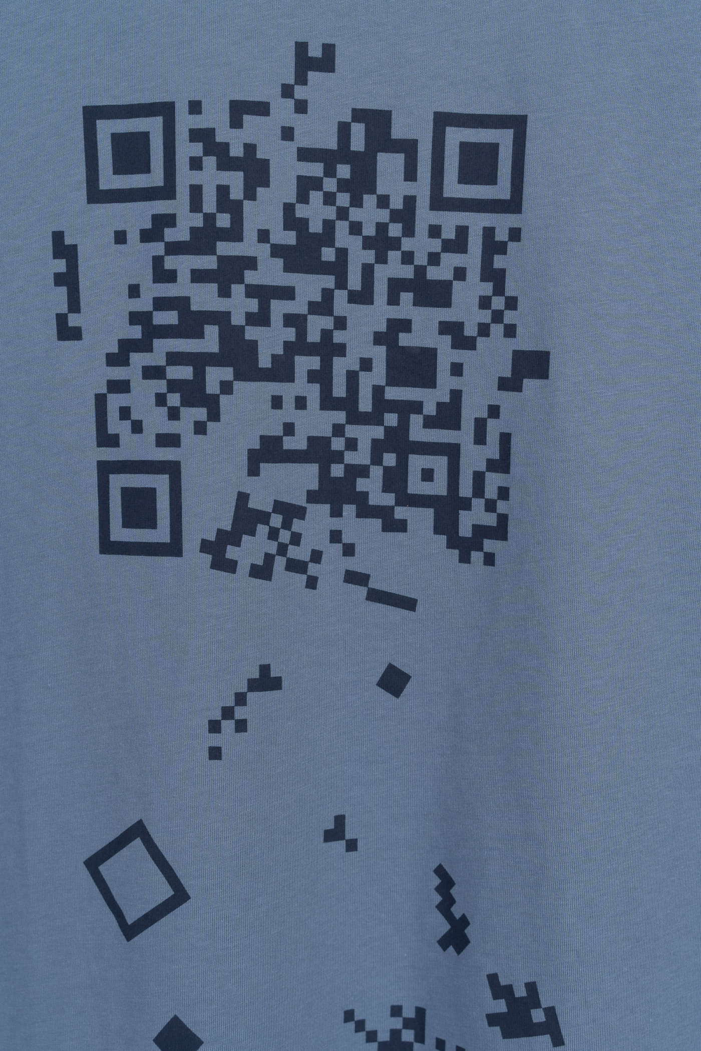 Niebieski t-shirt z granatowym nadrukiem z przodu