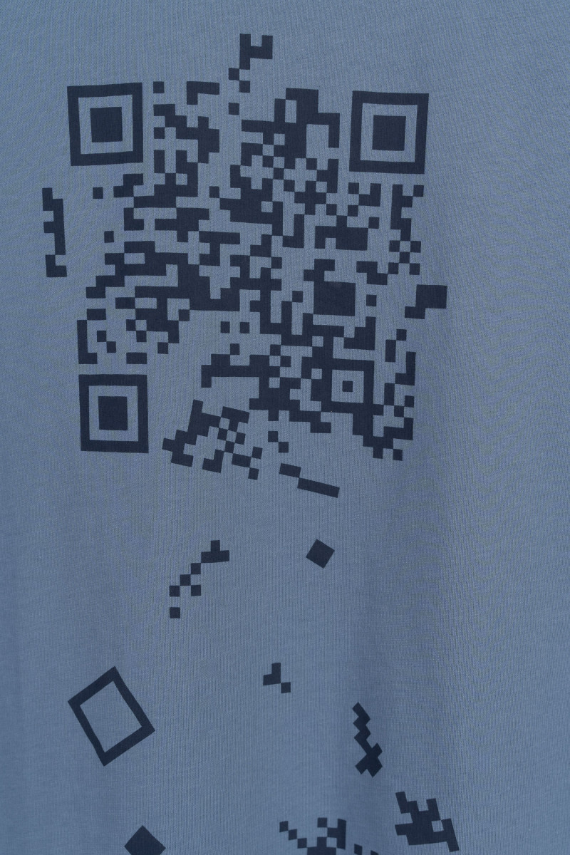 Niebieski t-shirt z granatowym nadrukiem z przodu