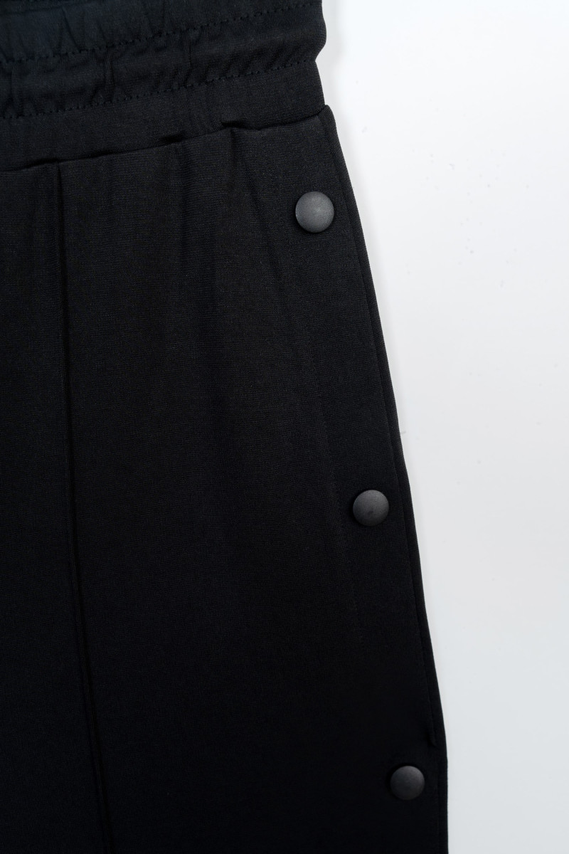 Czarne szerokie spodnie z nogawkami zapinanymi na napy, czarny