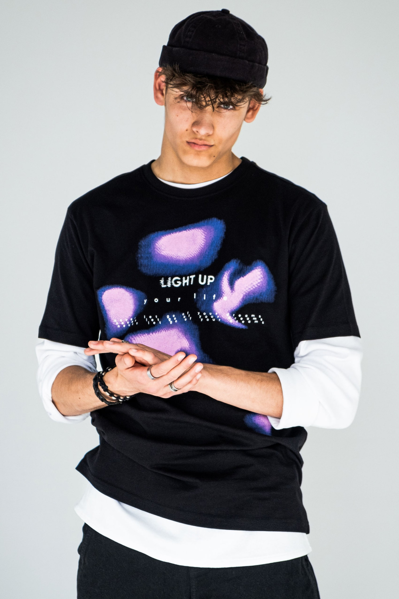 Czarny t-shirt z kolorową grafiką z przodu