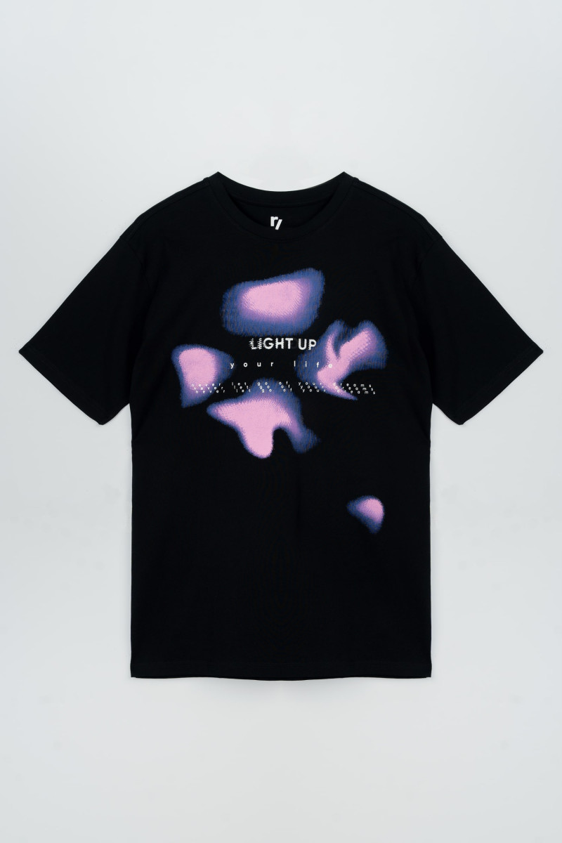 Czarny t-shirt z kolorową grafiką z przodu