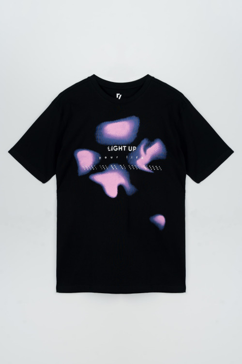 Czarny t-shirt z kolorową grafiką z przodu