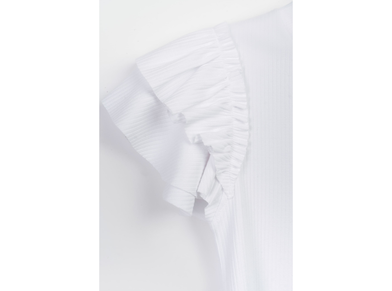 Biała bluzka z dzianiny prążkowanej z ozdobnymi rękawami