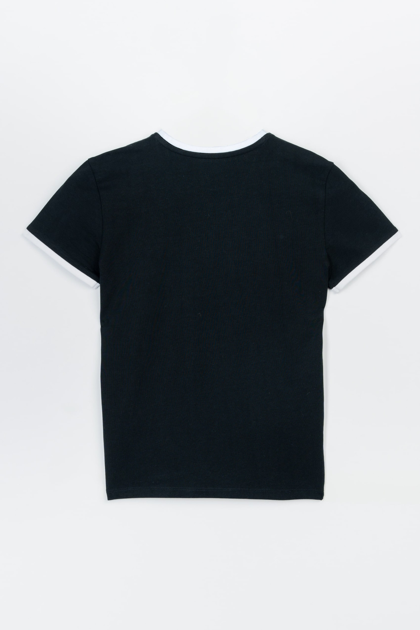 Czarny t-shirt z białą lamówką i wypukłym nadrukiem na wysokości piersi
